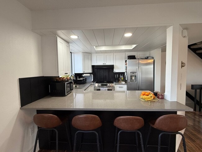 Building Photo - Welcome home to this beautifully updated townhome in the highly desirable Chesapeake Bay community!