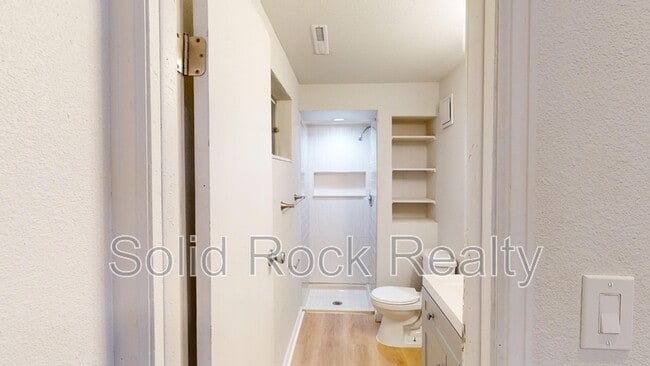 Building Photo - 3660 Brentwood Terrace