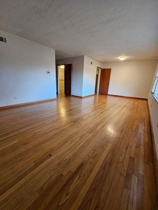 Building Photo - Move-In Special! 1/2 off 1st Month! (3) Bed/(2) Bath + (2) Living Areas Avail NOW! Mowing Included!