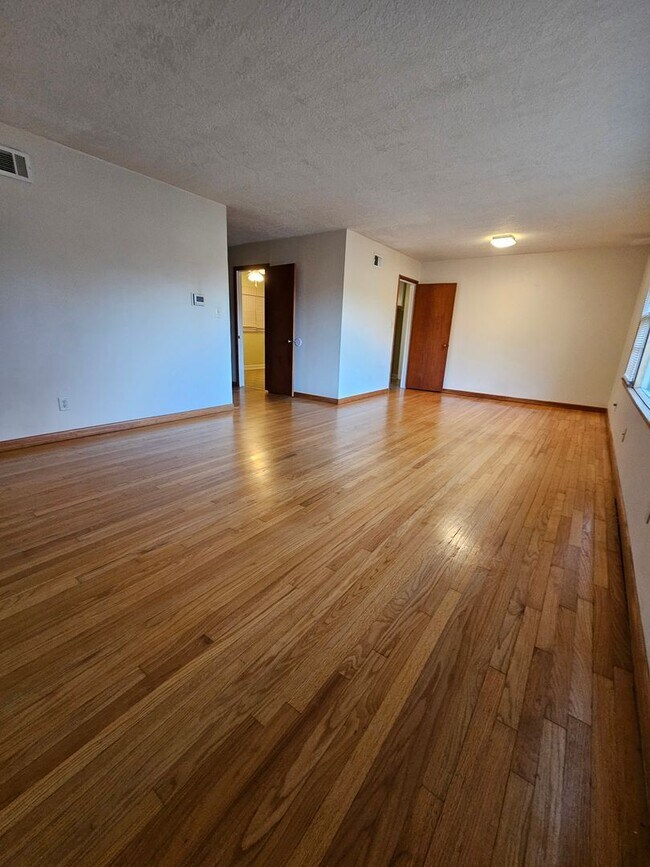 Building Photo - Move-In Special! 1/2 off 1st Month! (3) Bed/(2) Bath + (2) Living Areas Avail NOW!