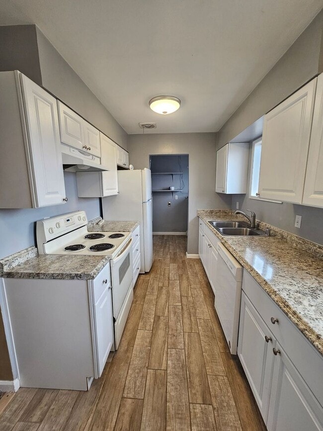 Building Photo - 900-902 Lindberg Ln