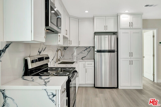 Building Photo - 10953 Whitegate Ave