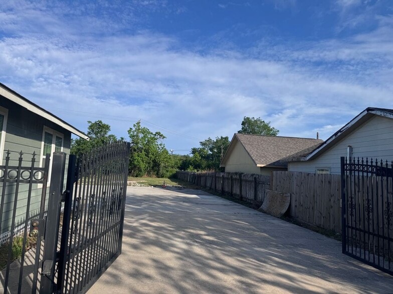 Building Photo - 2405 Randolph Rd