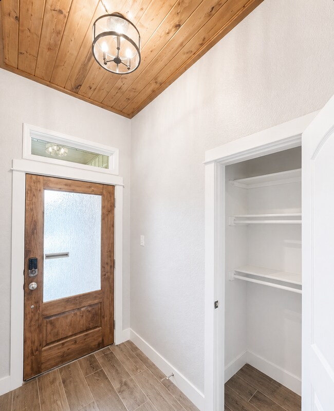 Building Photo - AVAILABLE FOR MOVE-IN WITH A 2-WEEK NOTICE