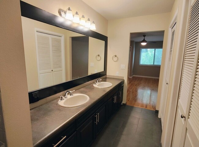 Building Photo - Beautiful 2 Bd 2 Bath Condo in Murray