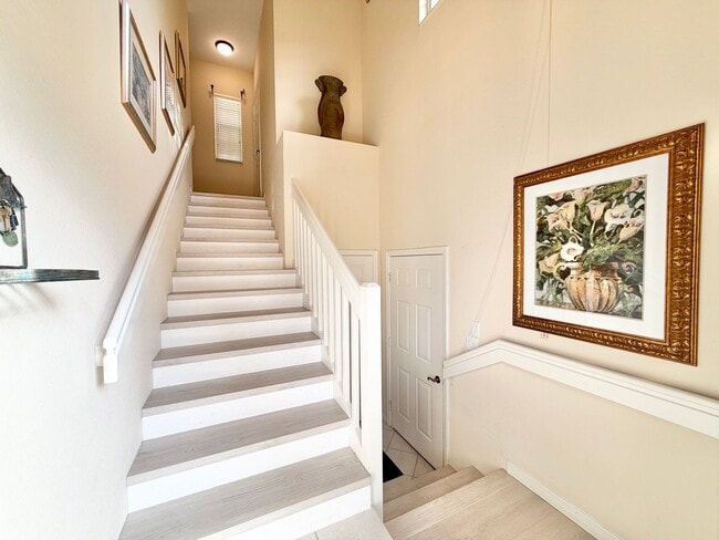 Building Photo - ** CROWN POINTE SHORES ** 2 BED + DEN / 2 BATH - GARAGE - TURNKEY FURNISHED - ANNUAL RENTAL