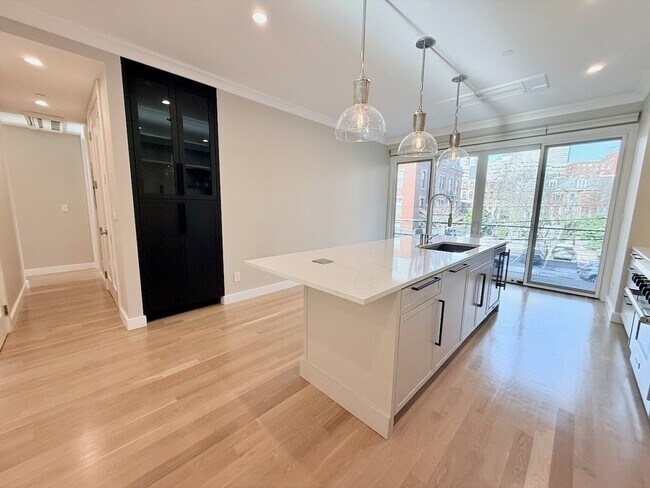 Building Photo - 143 Warren Ave