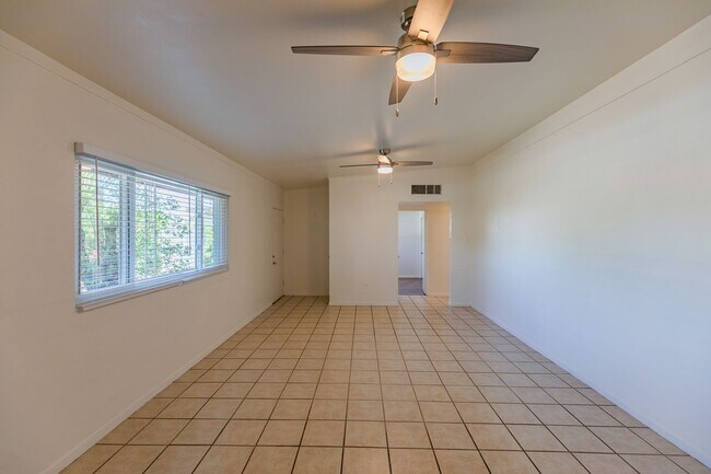 Building Photo - 3 Bedroom 2 Bath Home