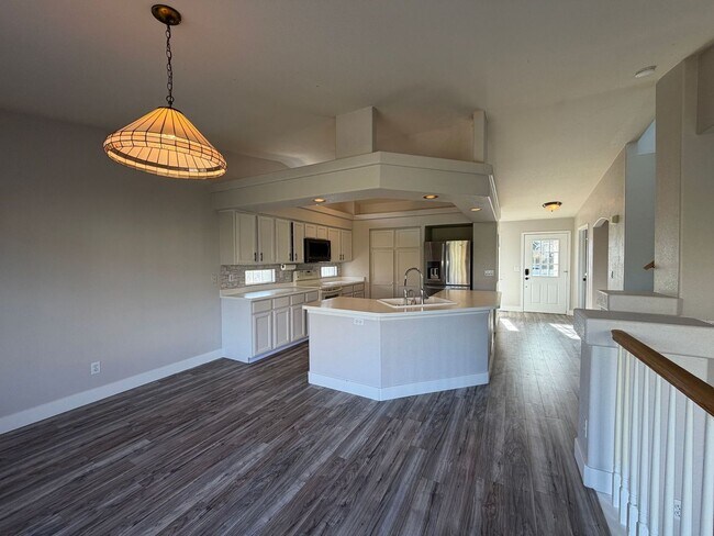 Building Photo - Spacious and Bright 3BD Home in Denver - Available Now