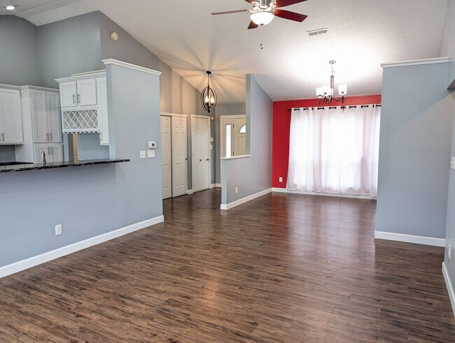 Building Photo - AVAILABLE 1/1/2026- 3 Bedroom / 2 Full Bath Home in Englewood!