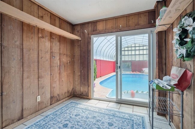 Building Photo - 2200 US-81