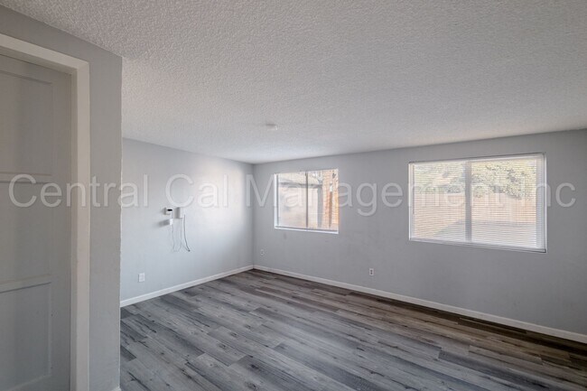 Building Photo - 2 Bedroom/1 Bath Home with Bonus Room  - $1650 per month!