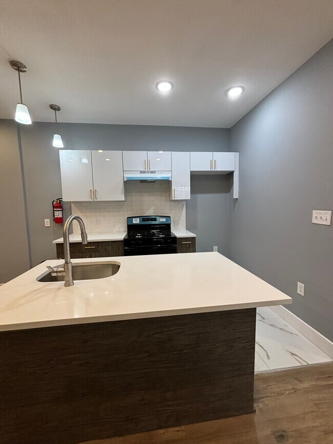 Building Photo - 812 Clinton Ave