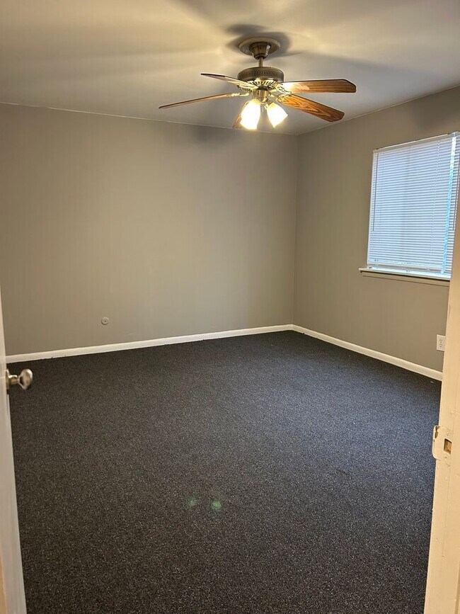 Building Photo - 4805 Hickory Ave