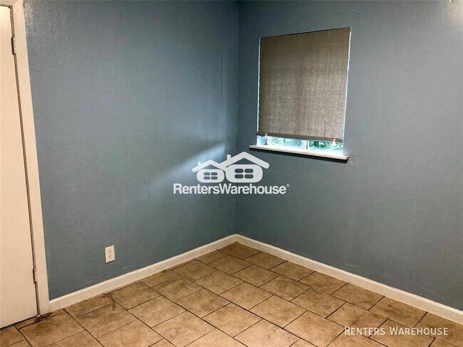 Building Photo - Cottage style 3 bedroom, 1 full bath home ...