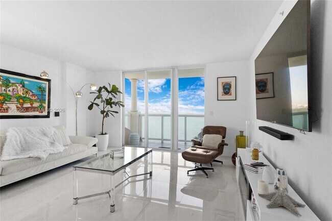 Building Photo - 1625 Kennedy Cswy