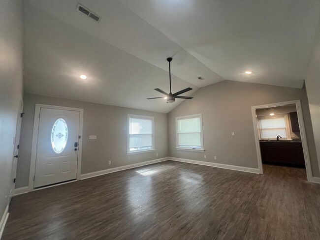 Building Photo - Move-in Ready!