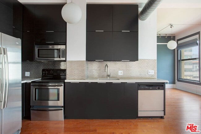 Building Photo - 108 W 2nd St