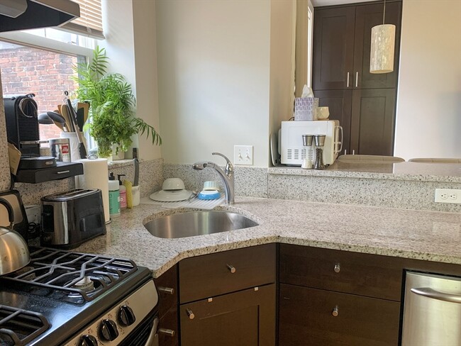 Building Photo - 33 Anderson St