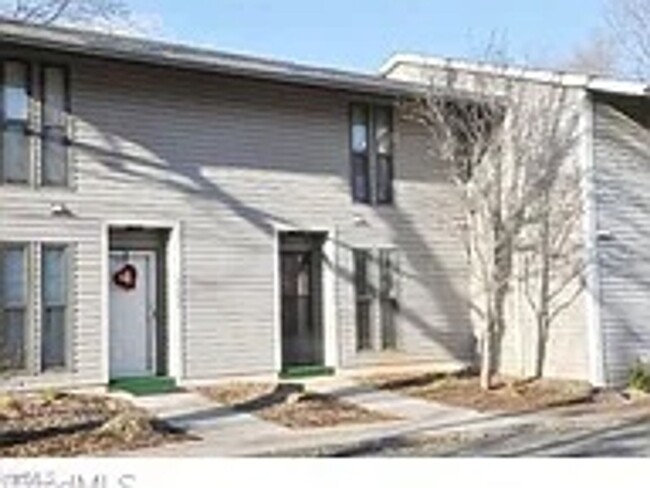 Building Photo - Nice townhome in great location