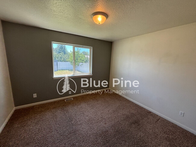 Building Photo - 3920 E Deloy Dr