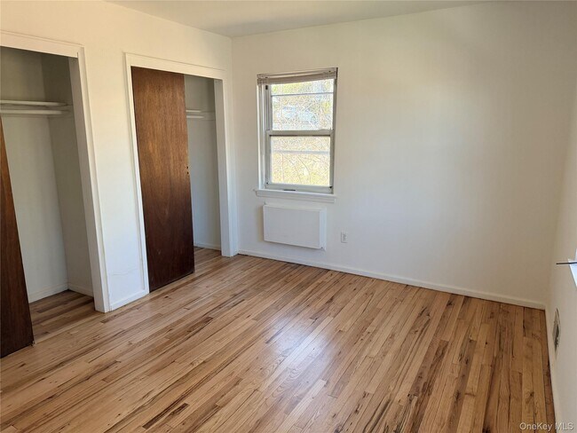 Building Photo - 86 McLoughlin St