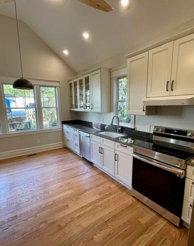 Primary Photo - Beautiful picturebook 2 bed/1.5 bath cotta...