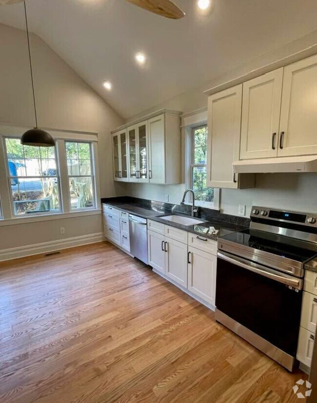 Building Photo - Beautiful picturebook 2 bed/1.5 bath cotta...