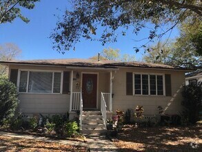 Building Photo - GREAT 3/2/1 SINGLE FAMILY HOME MINUTES TO ...