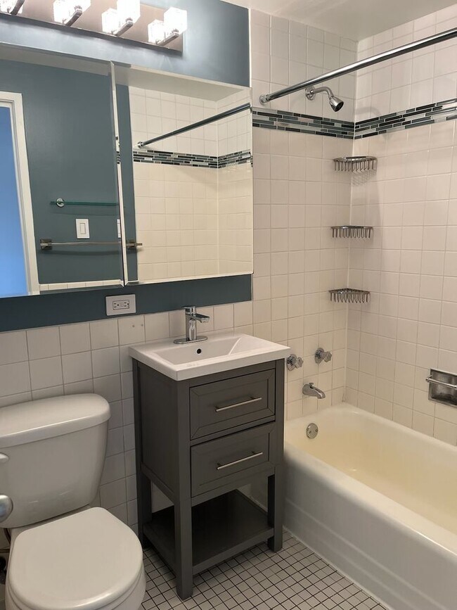 Building Photo - Large 744 sq.ft. 1 bedroom in historic Riverpark DC building