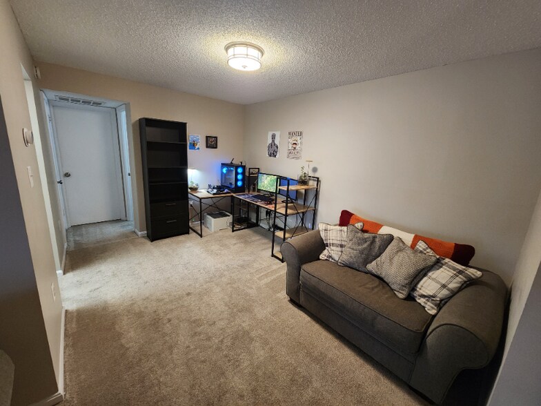 Building Photo - 10210 Bushman Dr