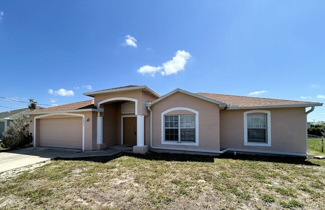 Building Photo - Freshly painted interior and BRAND NEW LVP...