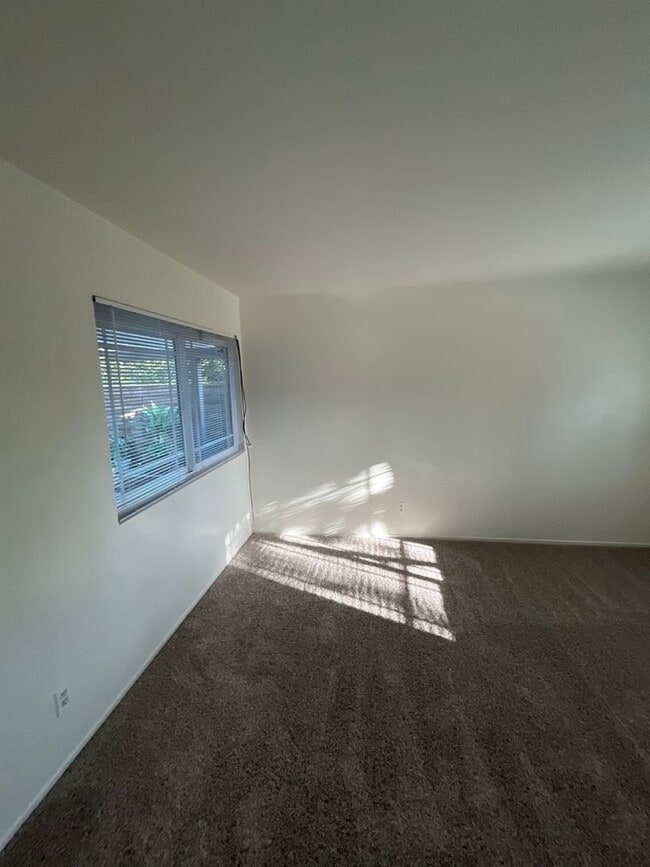 Building Photo - Beautiful 4 Bd Townhouse