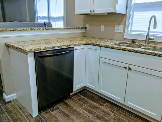 Building Photo - 321-321 Caroline St