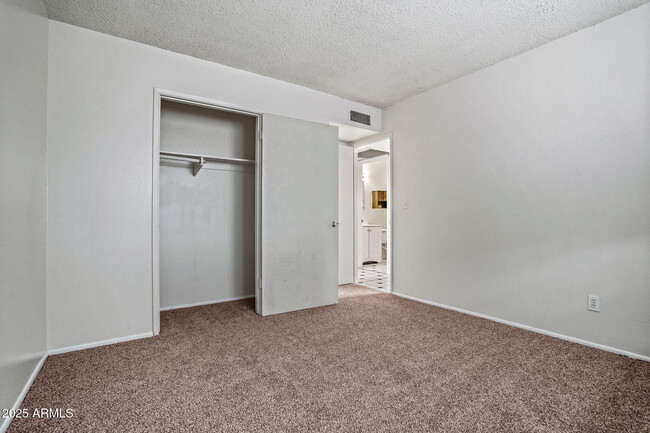 Building Photo - 13 E Desert Dr