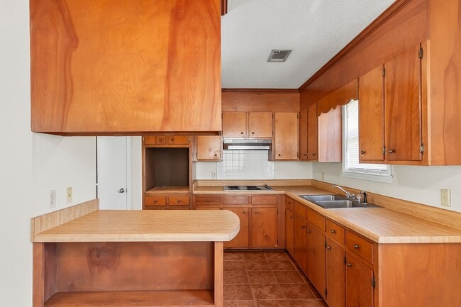 Building Photo - 2BR/1BA Duplex in Coker – Available Now