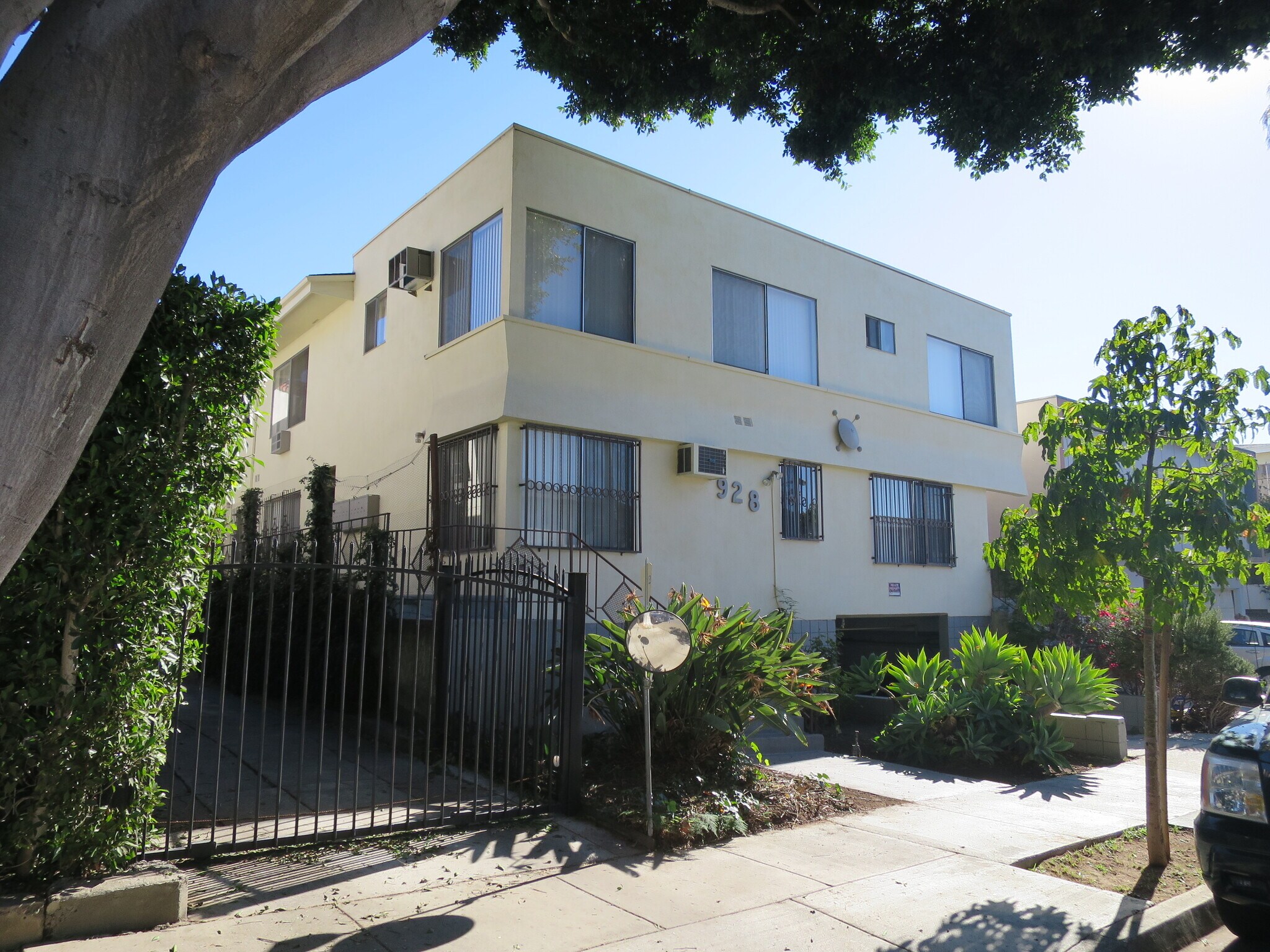 Building Photo - 928 N Ogden Dr