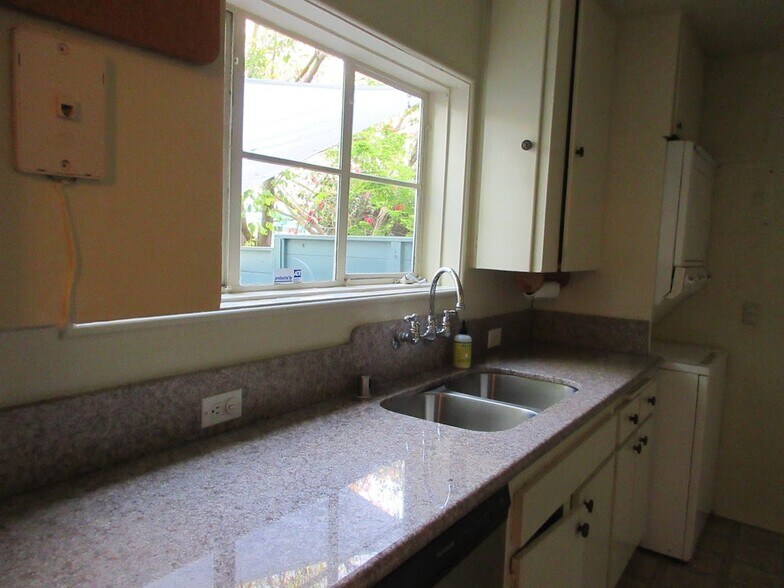Kitchen Counter - 5271 Village Grn