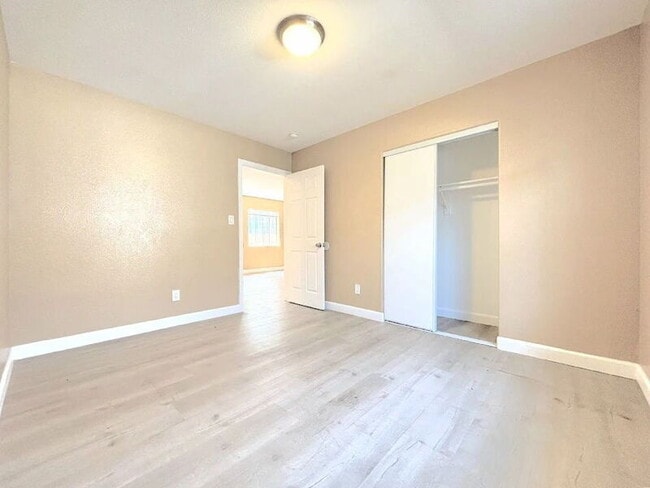 Building Photo - 1385 E Vernon Ave