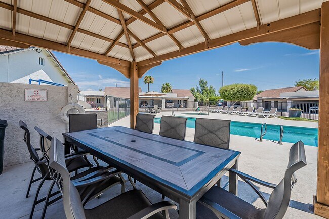 Building Photo - Fully Remodeled! 2 bed 2 bath Town-home in Central Phoenix!! Gated Community with Pool!