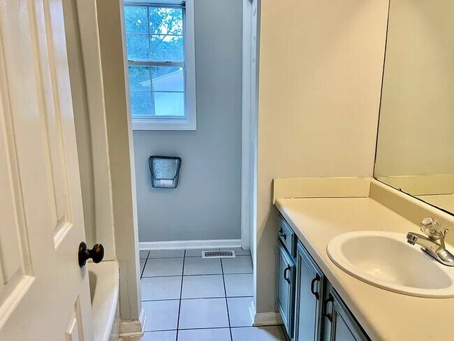 Building Photo - Large 3 bed, 2 bath home in Auburn