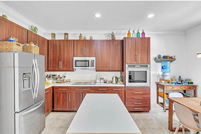 Building Photo - 3731 W Gardenia Ave