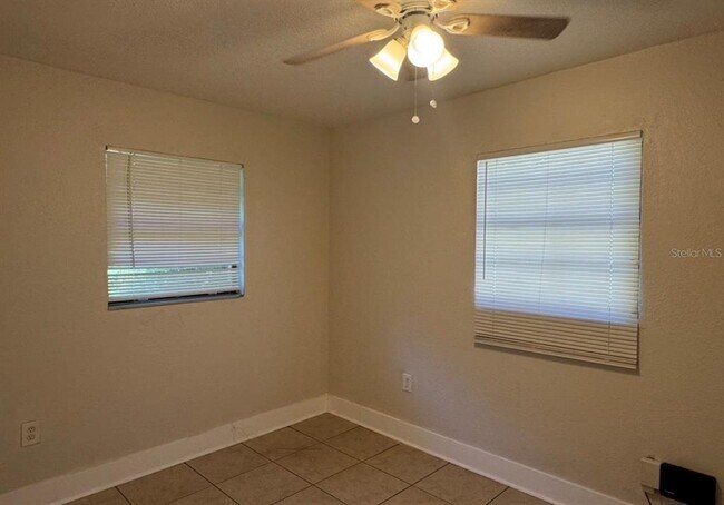 Building Photo - 10022 N Lantana Ave