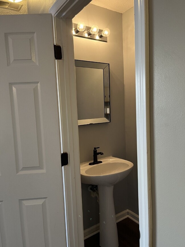 Building Photo - "Spacious 3-Bedroom Townhouse Retreat with Fireplace & Hardwood Floors in Antioch!"