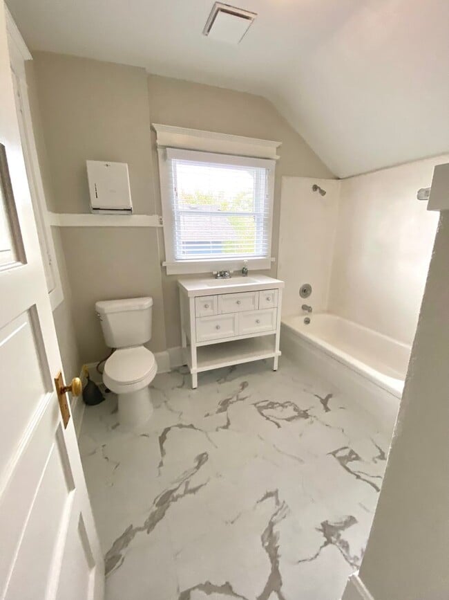 Building Photo - Beautiful Craftsman on Broadway with Live-Work Space Option