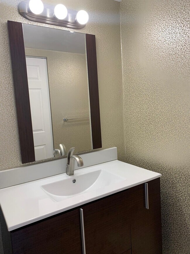 Building Photo - 21915 Lake Forest Cir