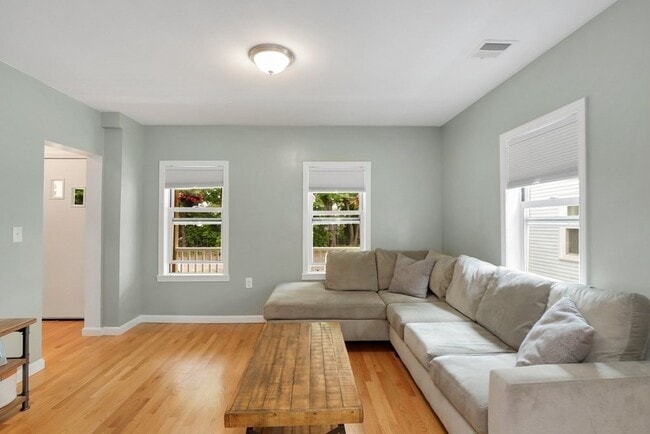 Building Photo - 37 Lindsay St