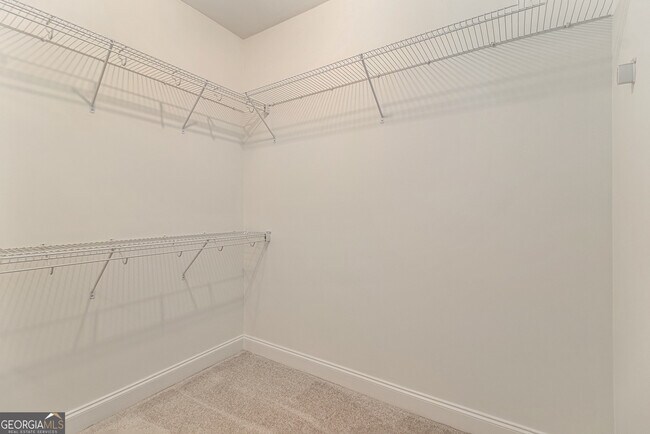 Building Photo - 180 Greenview Dr