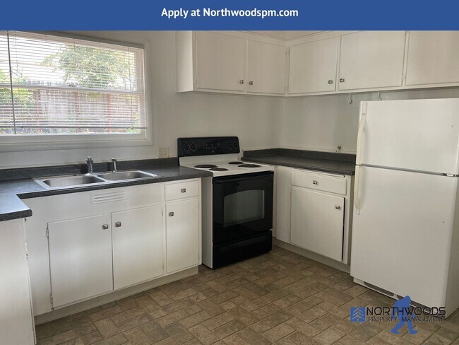 Building Photo - 3 Bedroom Charming House, located on quiet street off cul-de-sac.