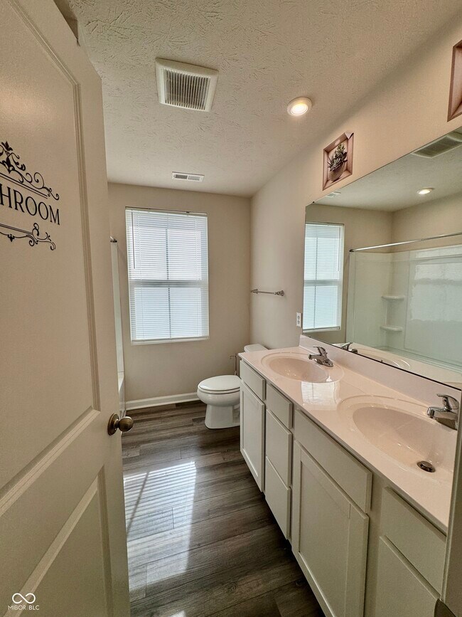 Building Photo - 830 McArthur Dr